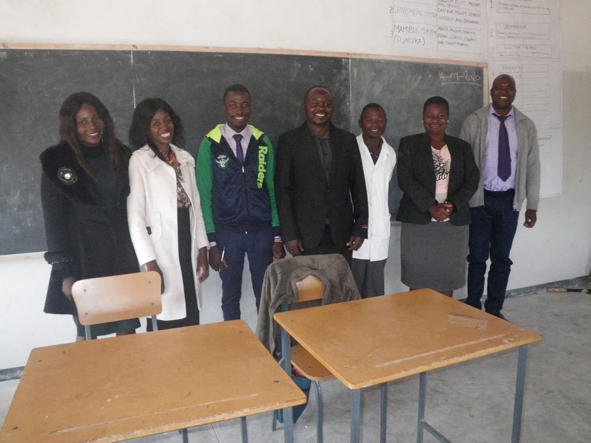 lehrer an der red rhino secondary school