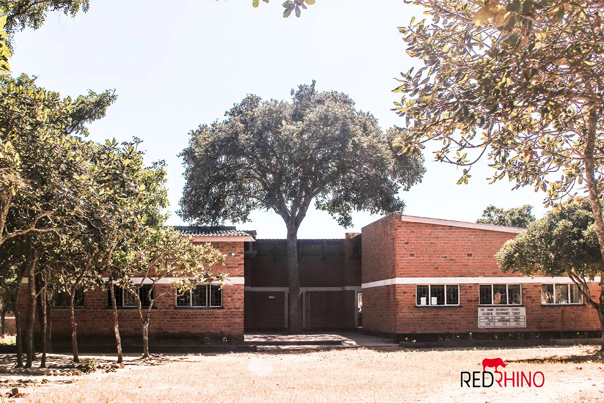red rhino secondary school aussenansicht