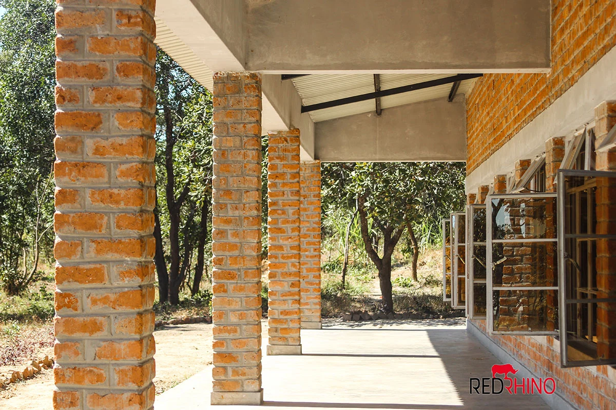 red rhino secondary school gebaeude