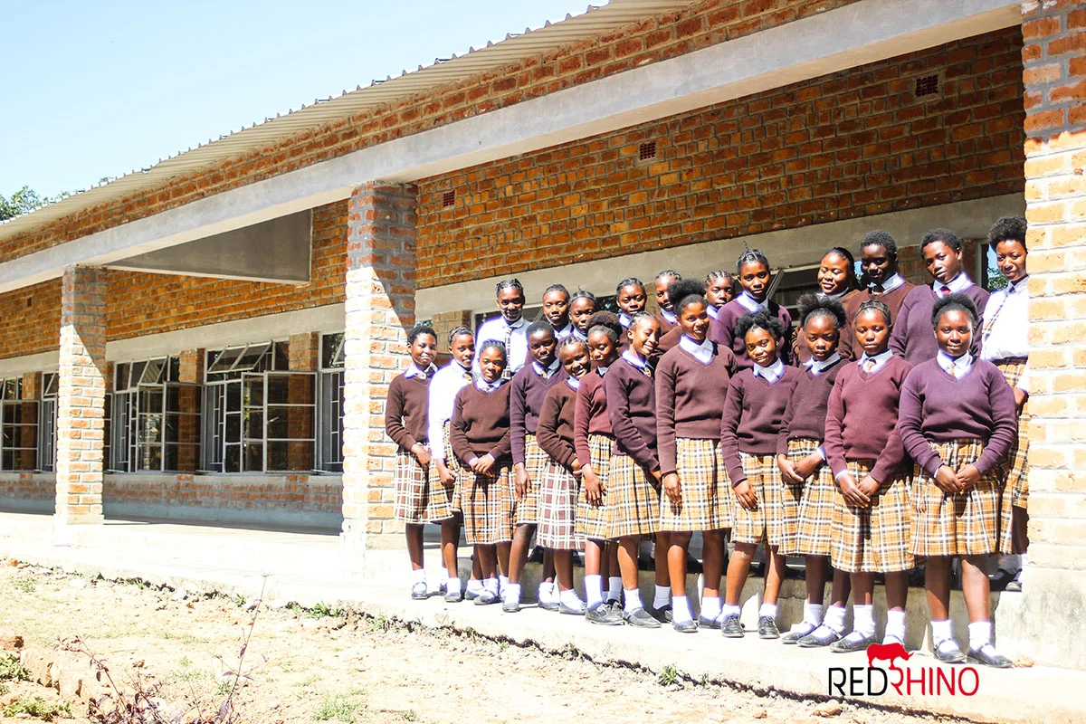 red rhino secondary school maedchen gruppenfoto
